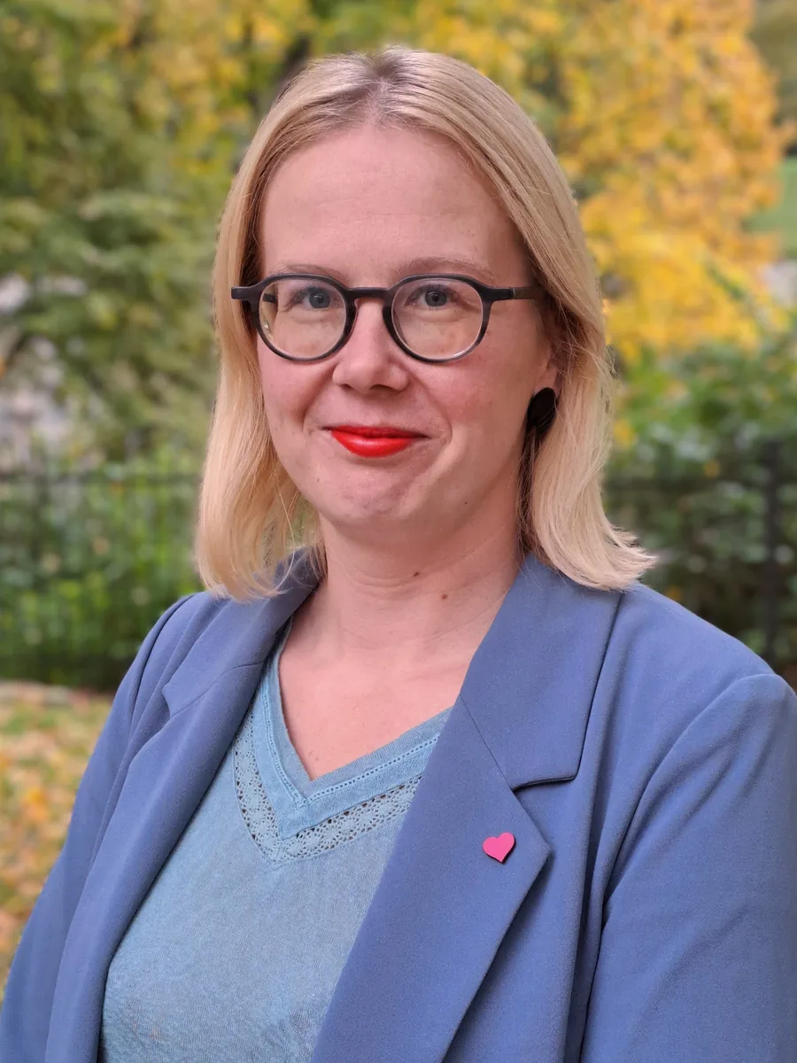 Kristi kannab sünisel pintsakul roosat südamega märki