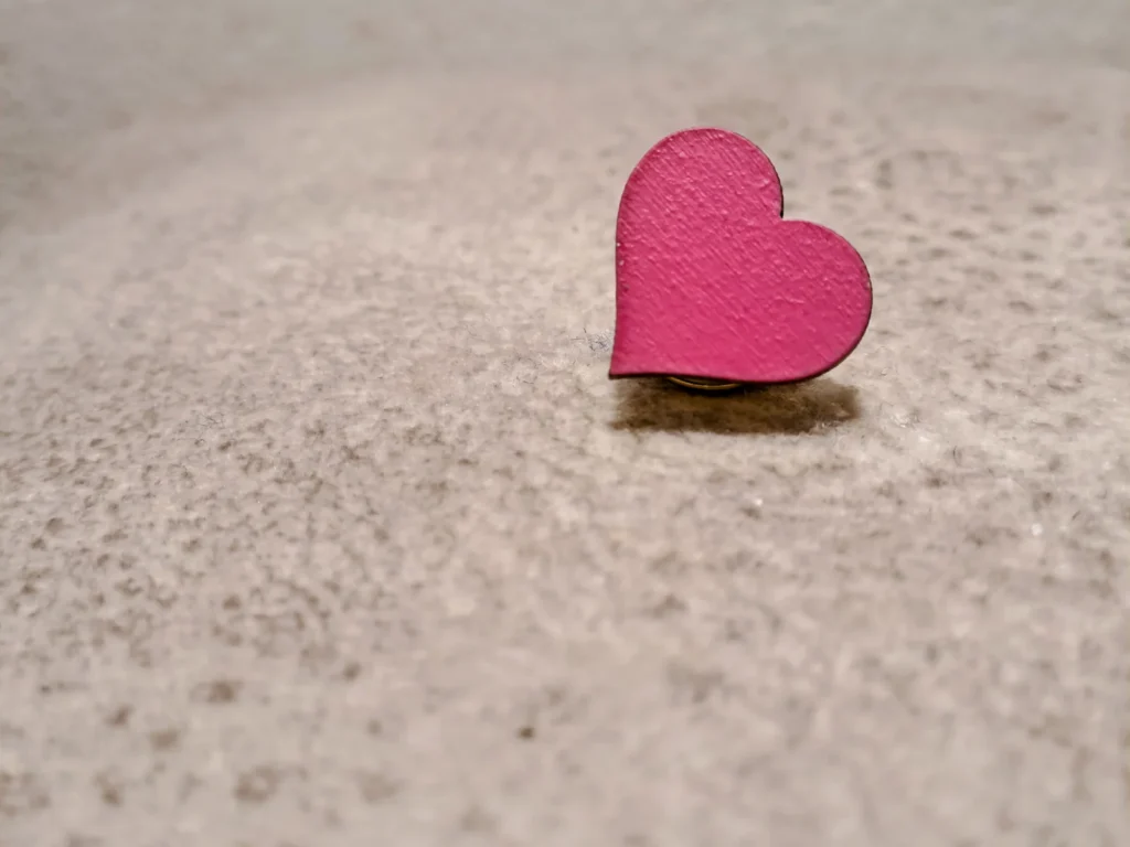 Roosa puidust südamega rinnamärk